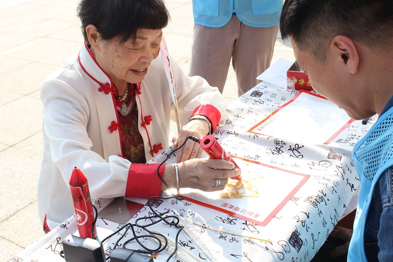 东阳市江北街道社工联合多部门开展“花样重阳 放肆享乐”暨邻嘉年华系列活动