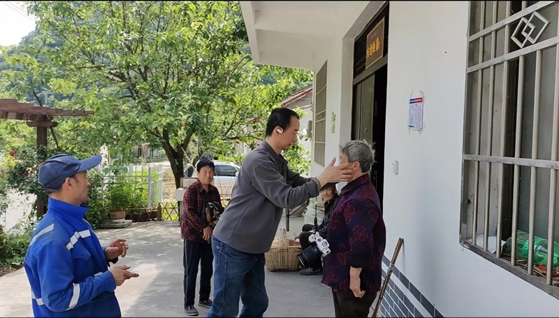 “咔嚓!”驻村工作队给爷爷奶奶送暖心“艺术照”